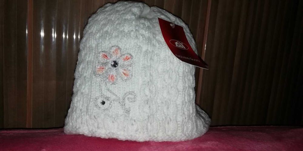 Тепла шапка для дівчинки