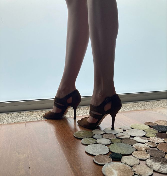 Carolina Herrera sapato alto em camurça caramelo