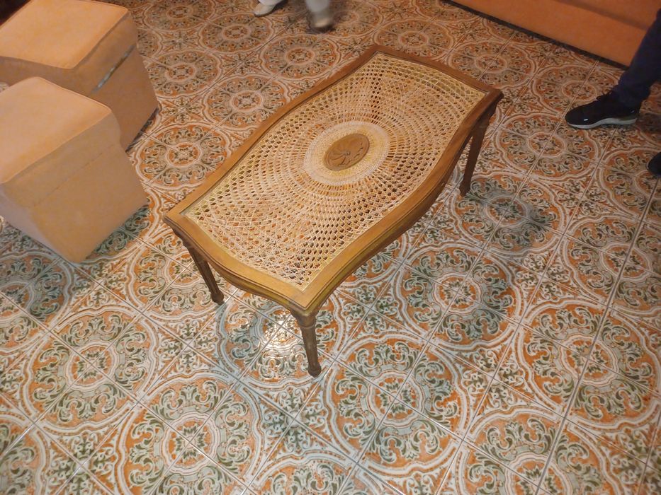 Mesa de Apoio de Madeira com Vime