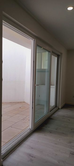 Arrendamento T3 duplex - cozinha semi-equipada, sem mobília, com logradouro e parqueamento - Alhos Vedros