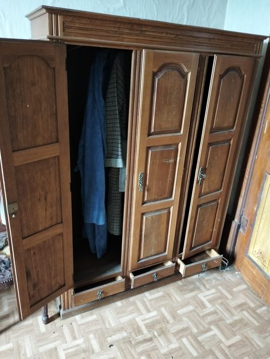 Mobília antiga , guarde fatos e comoda com espelho