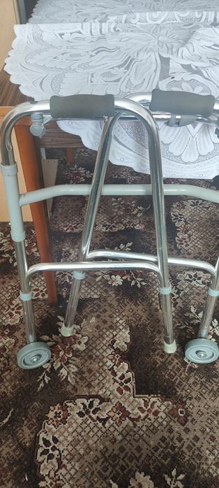 Chodzik dla starszej osoby