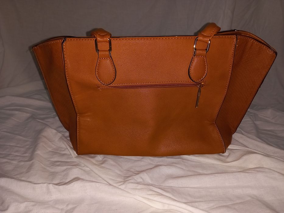 Mala em tons castanhos