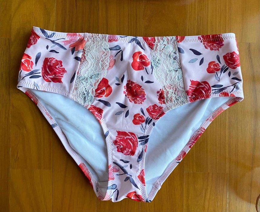 Bikini rosa e vermelho ás flores
