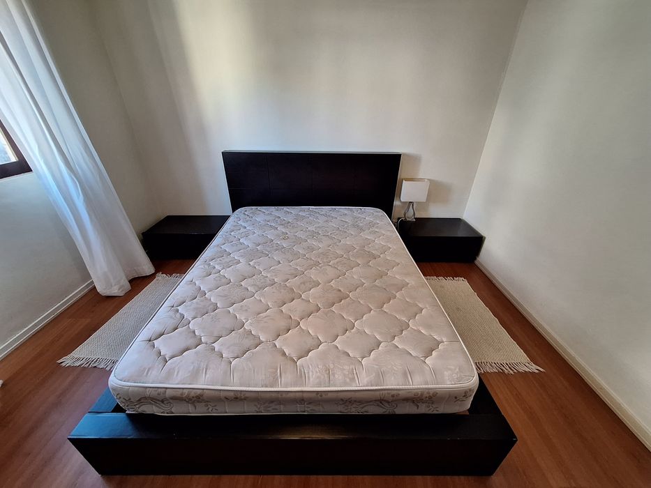 Cama e duas mesas de cabeceira