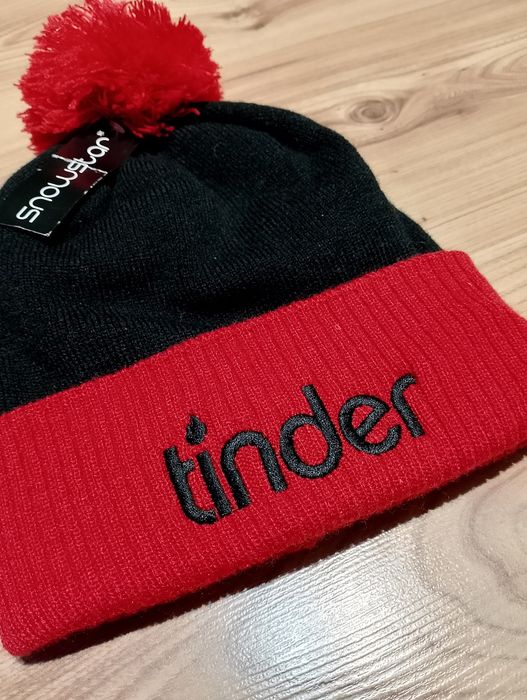 Czarno-Czerwona Czapka Zimowa Z Pomponem Beanie Tinder