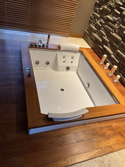 jacuzzi aura plus wood