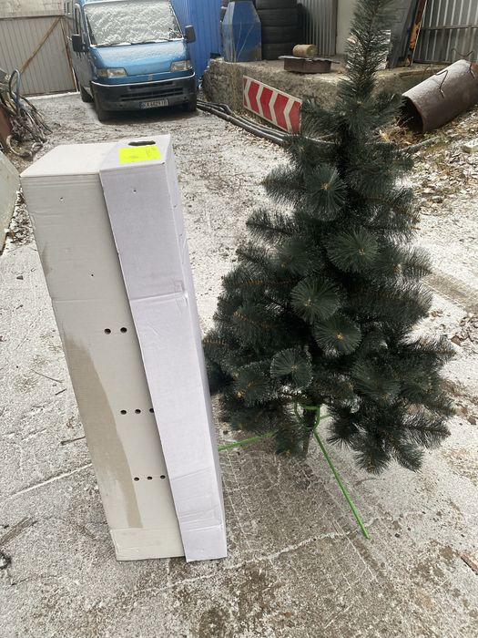 Ялинка іскуствиння на підставці