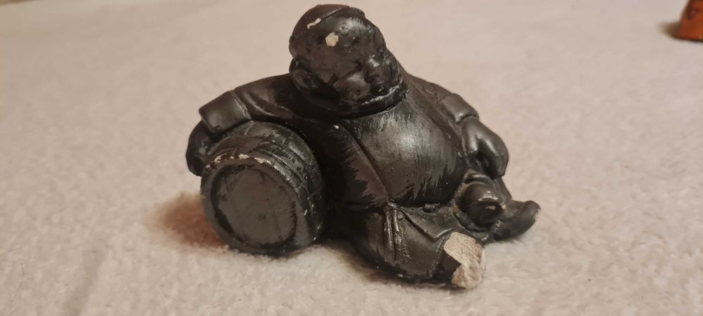 Mnich z beczka z gipsu