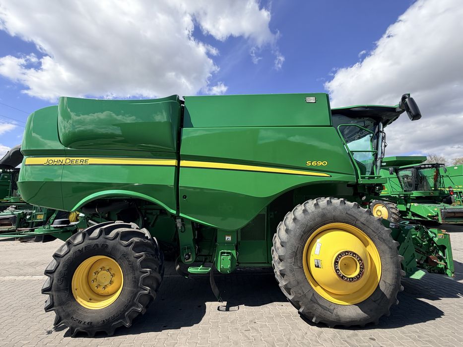 John Deere s690 , комбайн
