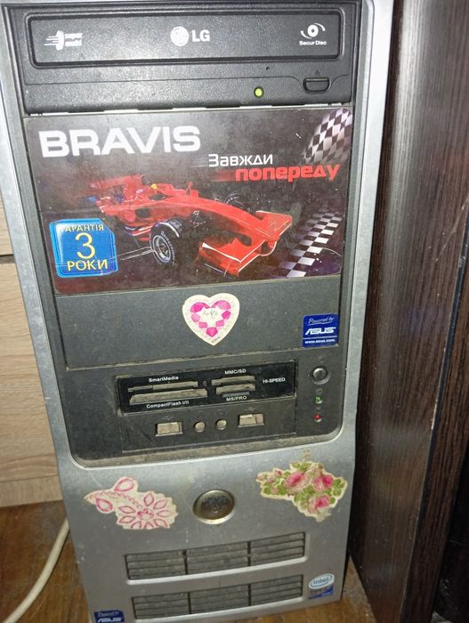 Системный блок Bravis в рабочем состоянии