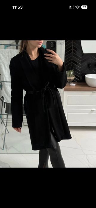 Damski płaszcz wełniany czarny z paskiem