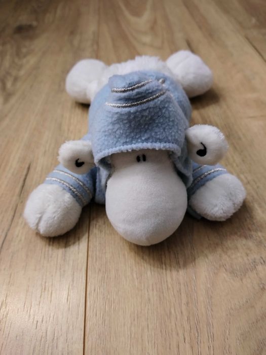 Maskotka owieczka w ubranku