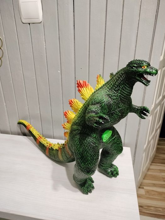 Godzilla gumowa. Ogromna. Ryczy.