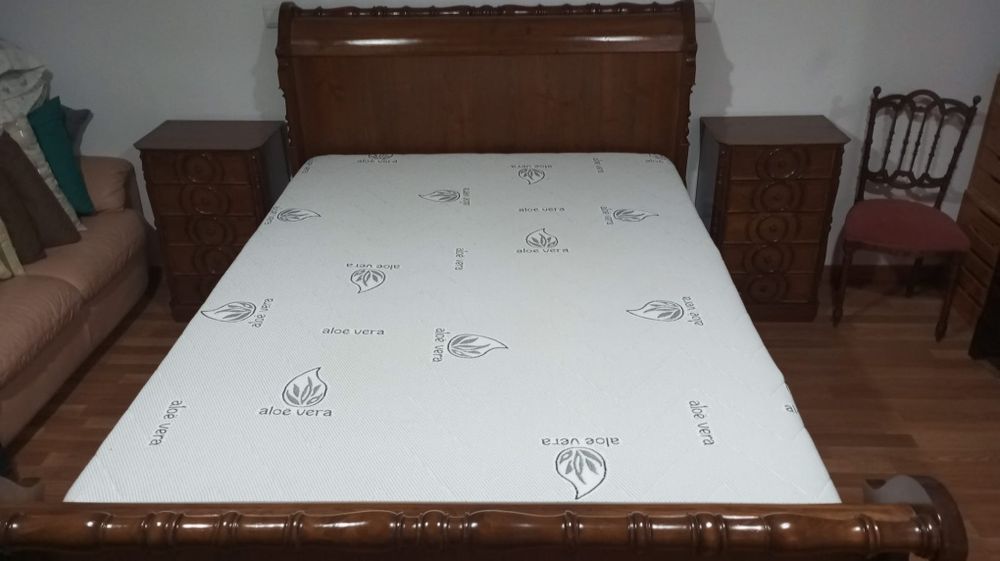 Cama, mesas cabeceira e cadeira
