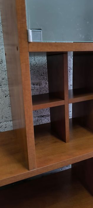 Móvel em madeira cerejeira maciça, com porta em vidro fosco, medidas 1