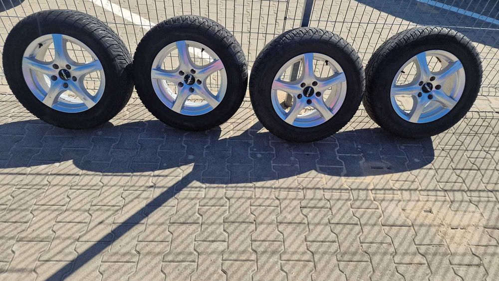 Koła zimowe 16" 7.0Jx16H2 ET40 z oponami Uniroyal 215 65 R16 H