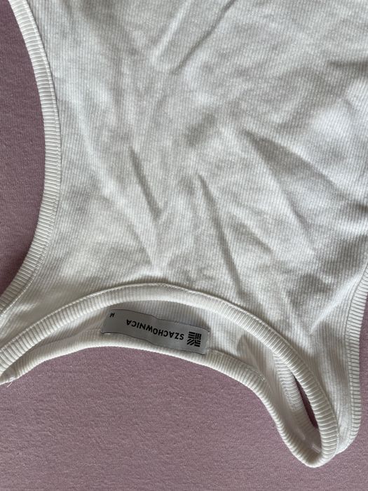 Biały crop top na ramiączkach