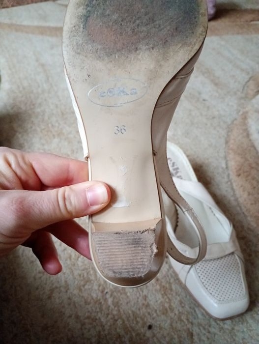 Buty damskie  ecru na obcasie