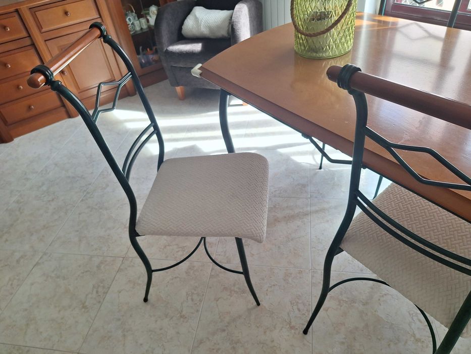 Movel sala mais cristaleira, mesa e quatro cadeiras