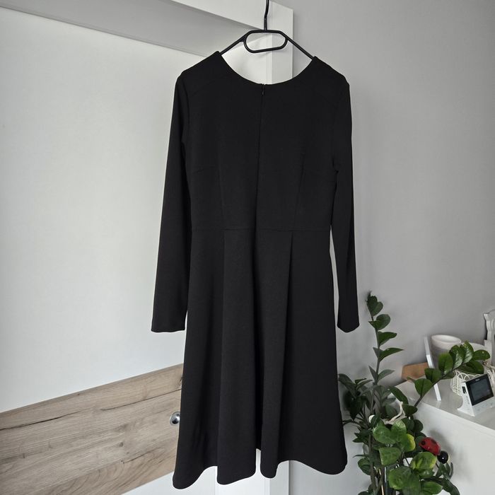 Czarna elegancka rozkloszowana sukienka 38/40