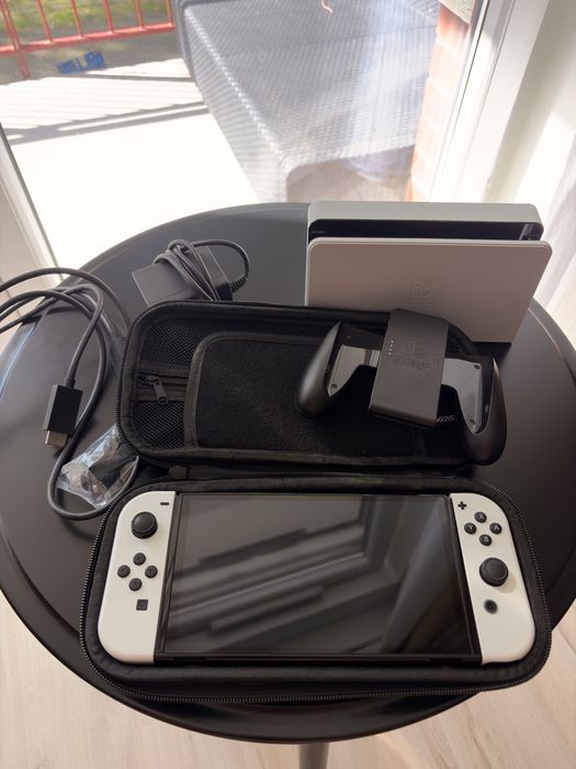 Konsola Nintendo Switch OLED + etui [stan bardzo dobry]