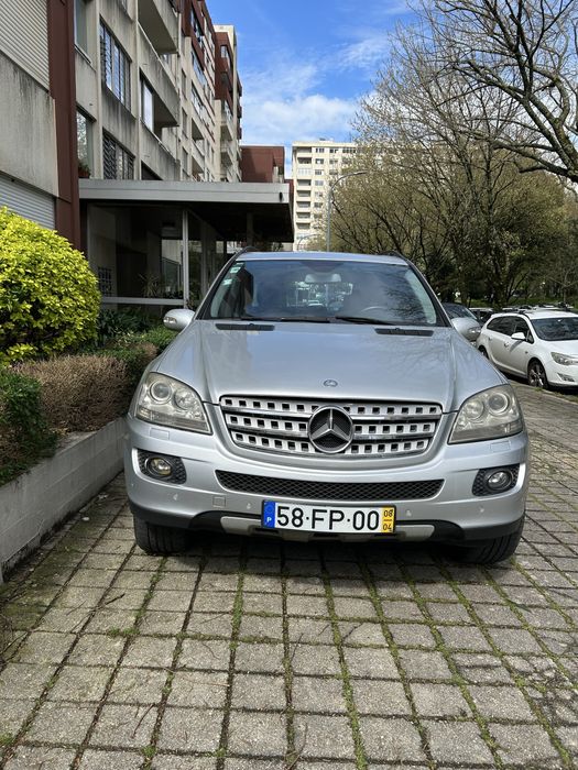 Mercedes ML320 cinzento