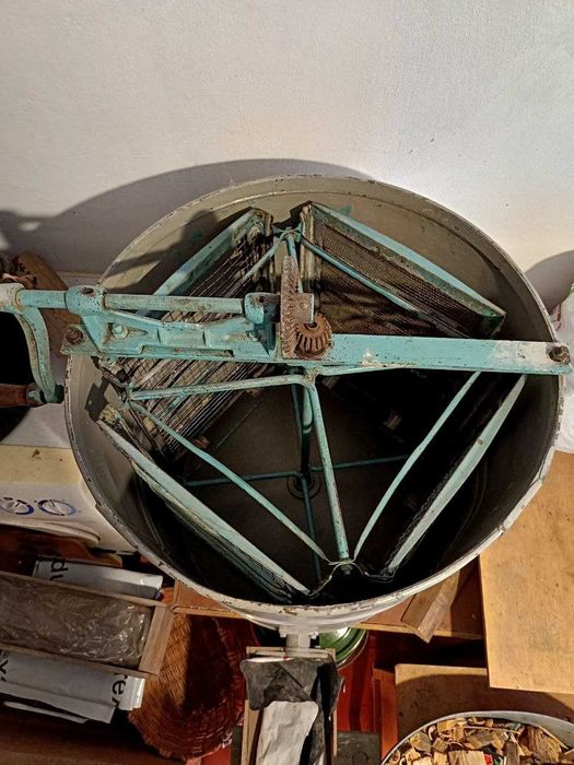 Продам: пасіку, вулики, бджоли, медогонку, інвентар до бджіл(комплект)