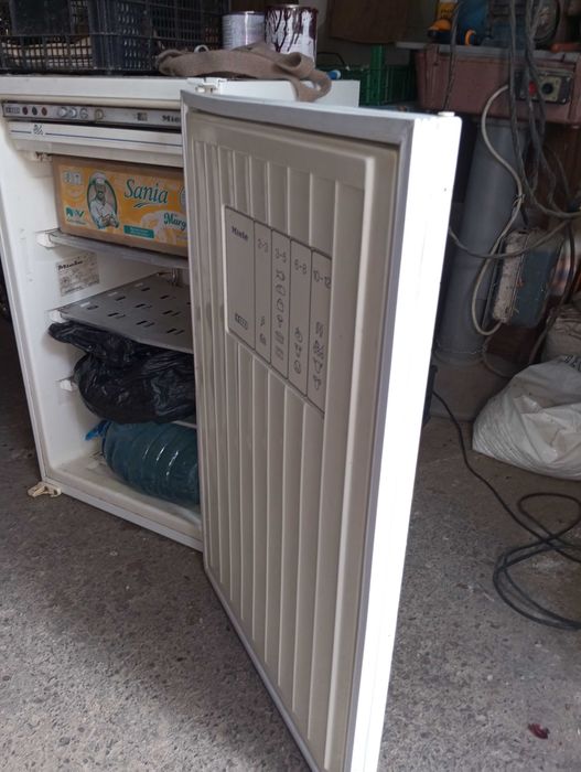 Ущiльнувач дверi на малу морозилку