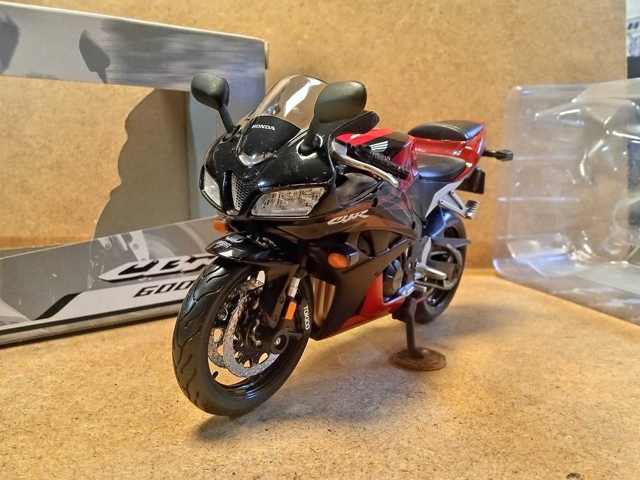 MAISTO 1/12 Motociclo Honda CBR 600 RR