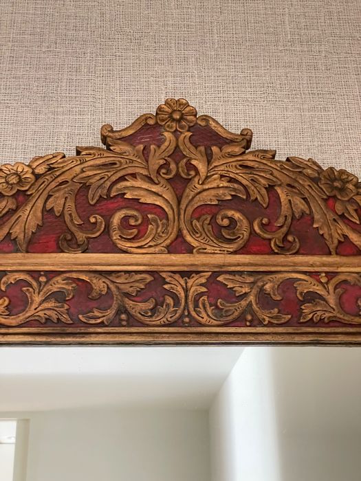 Espelho único séc. XIX, de grandes dimensões, em vermelho e dourado