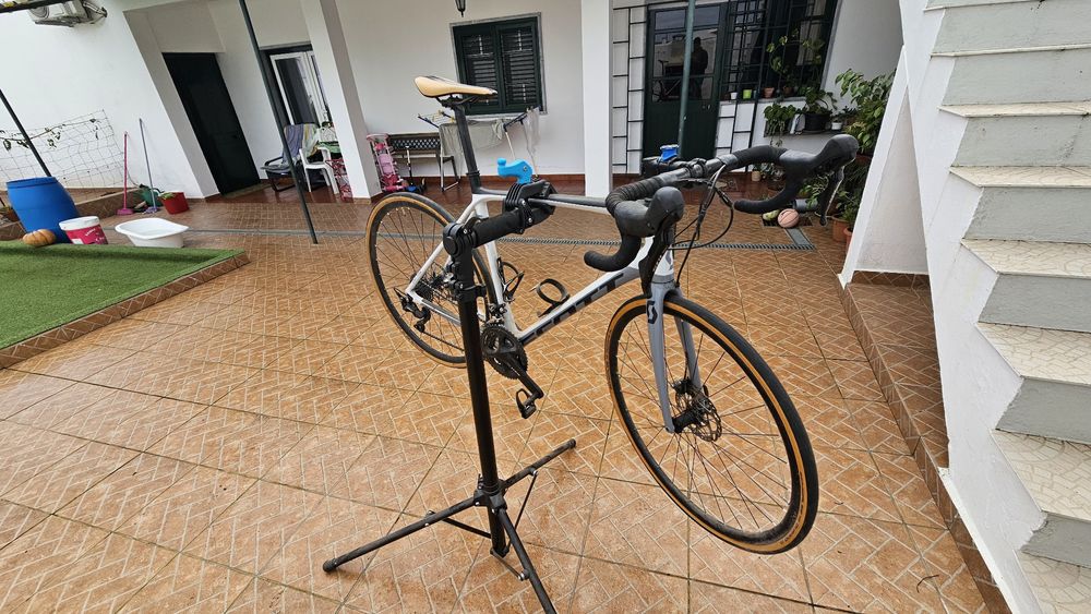 Bicicleta semi nova scott addict disc