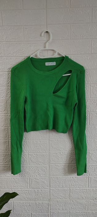Zielony sweterek z rozcięciem