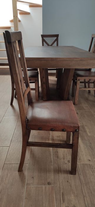 Mesa rústica extensível com cadeiras