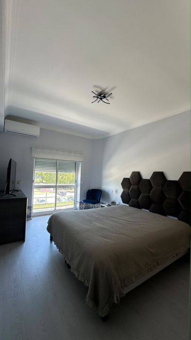 Apartamento T3  zona Ribeirinha  Baixa Banheira Frente as piscinas municipais , com AR Condicionado e todo mobilado e com cozinha totalmente equipada