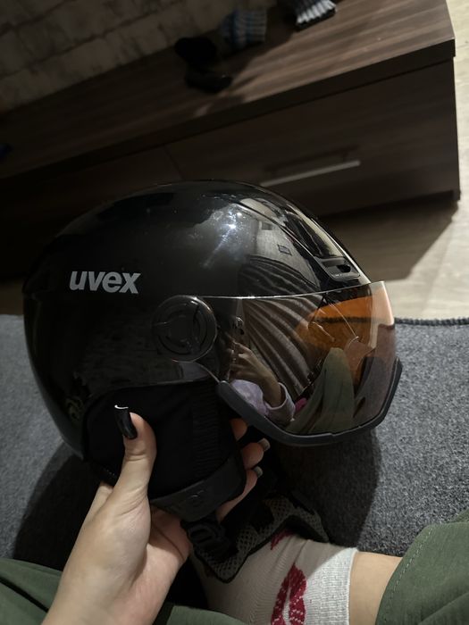 Лижний шолом чорного кольору з окулярами