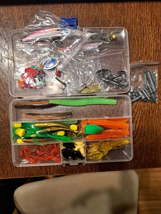 Zestaw przynęt wędkarskich w sumie ponad 100 el