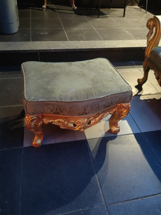 Conjunto de cadeirões King. 3 peças e mesa.