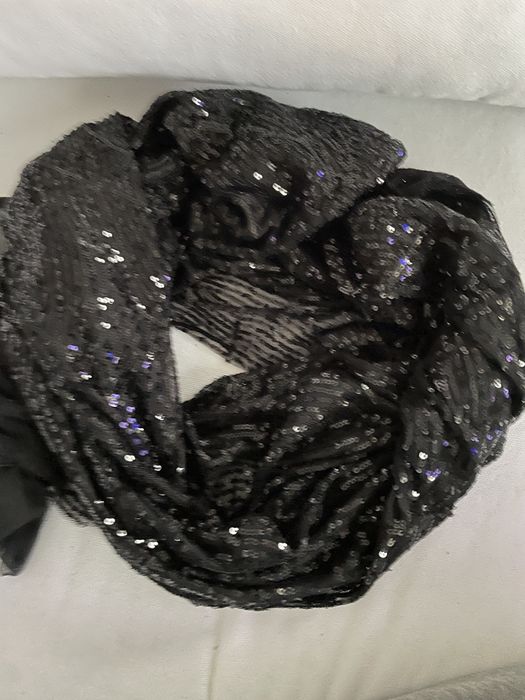 czarny materiał z cekinami 90 x 140 cm