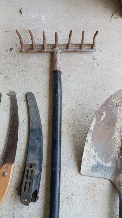 6 utensílios. Pá, ancinho, martelos, serras de poda