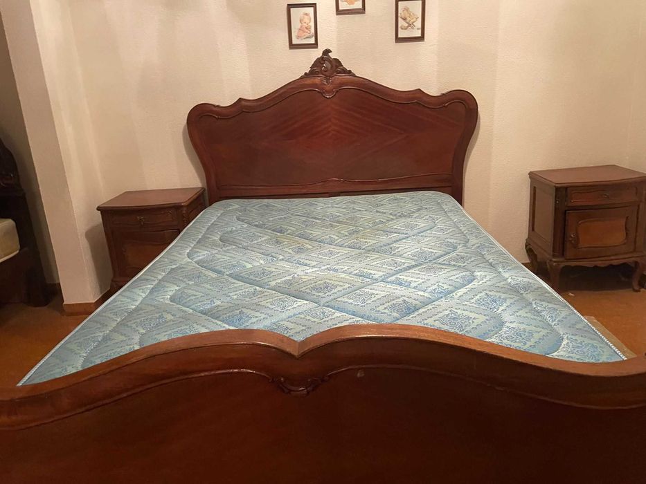 Cama de Madeira Maciça Vintage