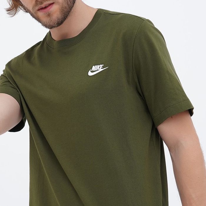 Футболка Nike Club в стильному оливковому кольорі