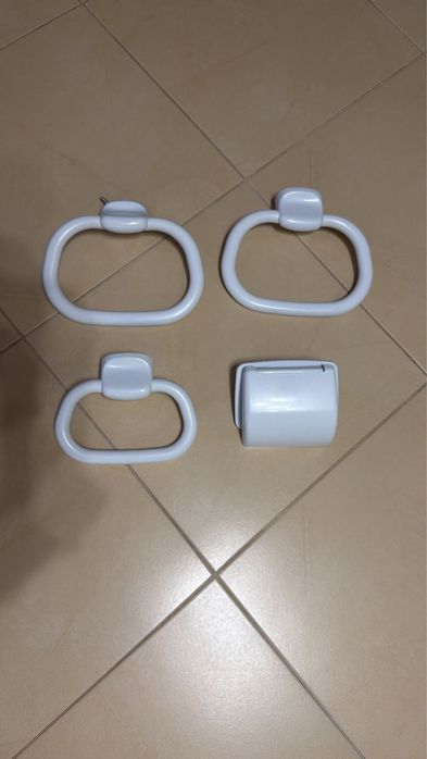 Toalheiros + porta-rolo para wc