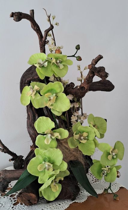 Arranjo floral, com orquídeas em tecido e troncos madeira , 50cm altur
