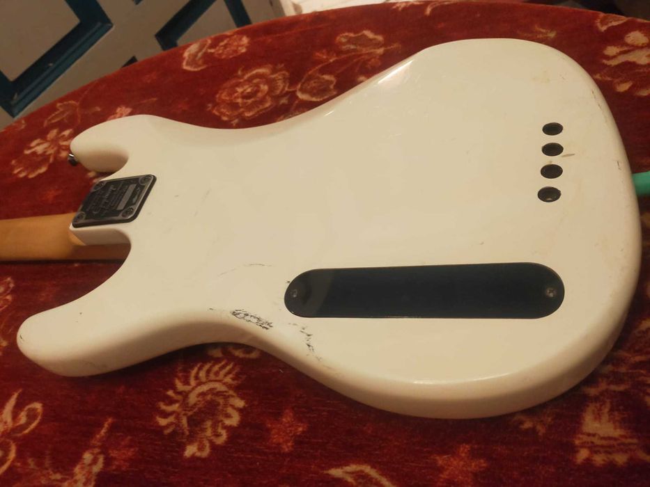 Gitara basowa Gibson