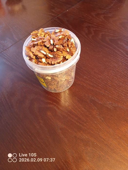 Litrowe wiaderko świeżo obłudkanych orzechów ,0,5kg.