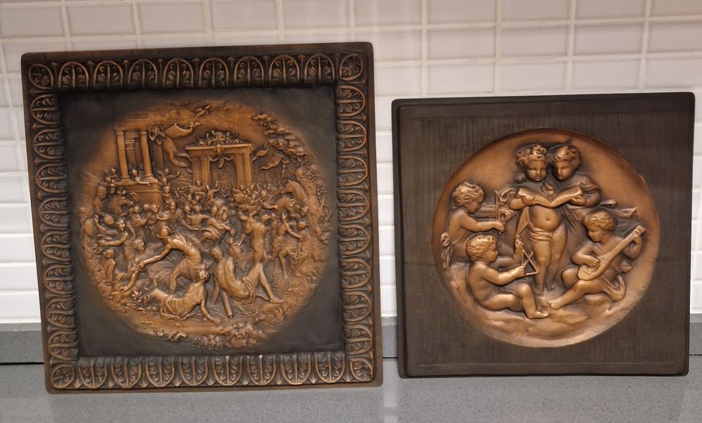 Par de Placas Decorativas Antigas em Relevo - Cenas Clássicas / Querubins