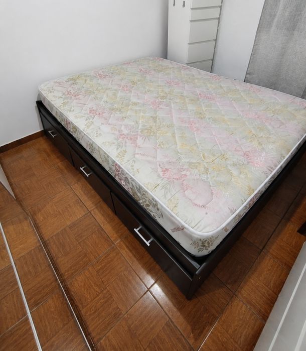Cama preta com 6 gavetas sendo 3  de cada lado +estrado+ colchão ortopédico casal medidas 160/200 cm em bom estado