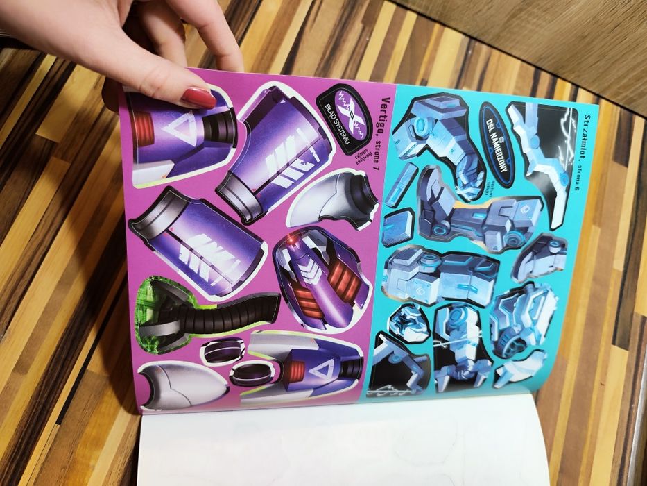 Usborne Zbuduj bojowe roboty. Książka z naklejkami