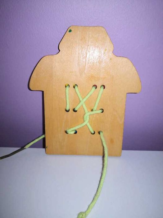 Montessori nauka przyszywania guzików (2S)